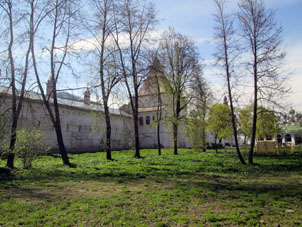Muralla de la parte central del kremlin (alcázar) de Rostov el Grande.