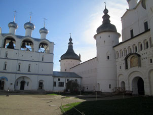 Campanario en el patio norteño del kremlin en su patio norteño.