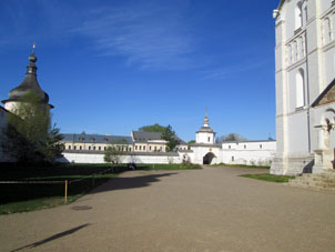 En el patio norteño del kremlin de Rostov el Grande.