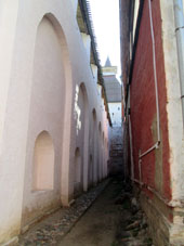 Un paso entre edificios de la parte central del kremlin de Rostov.