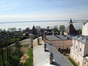 Vista desde la atalaya del kremlin de Rostov al lago Nero.