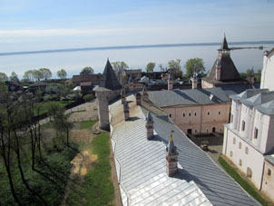 Vista desde la atalaya del kremlin de Rostov al lago Nero.
