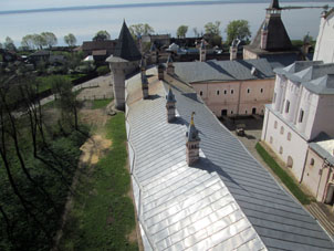 Vista desde la atalaya del kremlin de Rostov al lago Nero.