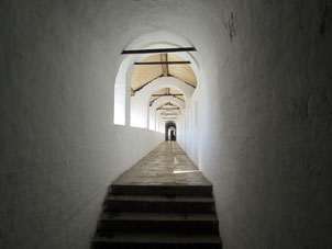 Pasaje entre endificios del kremlin de Rostov-