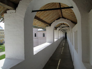 Pasaje por la muralla del kremlin de Rostov.