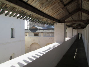 Pasaje techado del kremlin.