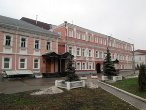 Edifivios del siglo XVIII en el recinto del Kremlin (alcázar) de Ryazáñ.