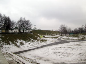 Terraplén del kremlin y monasterio.