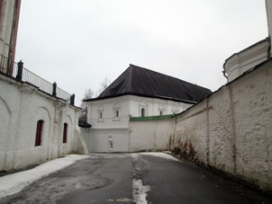 A lo largo de la muralla del monasterio vamos a los palacios del Kremlin de Ryazáñ.