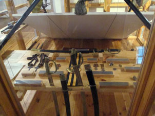 Espadas de los siglos XVIII-XX en el museo en un palacio del Kremlin de Ryazáñ.