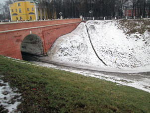 Puente del Kremlin (alcázar) de Ryazáñ.