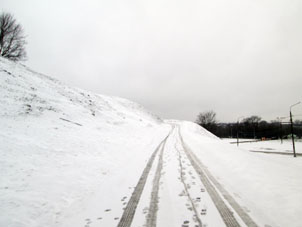 Camino por cual mi auto se subió al cerro de Kremlin de Sérpukhov.