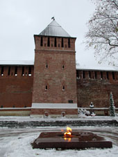 Fuego eterno en honor de los héroes de la Segunda Guerra Mundial cerca de la muralla del kremlin de Smolensk.