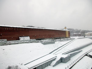 Vista al kremlin de Smolensk desde el puente a través del río Dniépr.