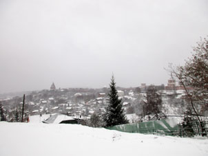Vista a la muralla oriental del kremlin de Smolensk desde el mirador del Catedral de Asunción.