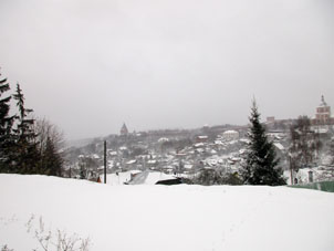 Vista a la muralla oriental del kremlin de Smolensk desde el mirador del Catedral de Asunción.