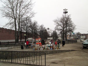Vendedores de artesanía ante del kremlin tuliaco.