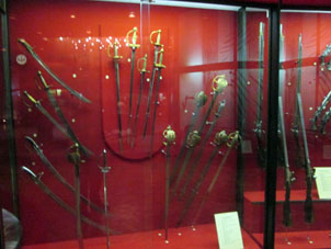 Sables y espadas en el Museo de Armas en el Kremlin de Tula.