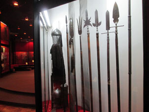 Armadura y armas antiguas en el Museo de Armas en el Kremlin de Tula.