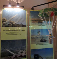 Exposición dedicada al sistema moderna de fuego a salva "SMERCH" desarrollado en la empresa SPLAV en el Museo de Armas en el Kremlin de Tula.