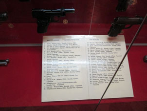Pistolas automáticas extranjeras en el Museo de Armas en el Kremlin de Tula.