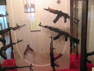 Armas de fuego diseñadas por Mikhaíl T. Kaláshnikov en el Museo de Armas en el Kremlin de Tula.