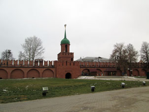 Murallas y torre del kremlin (alcázar) de Tula. Vista por dentro del kremlin.