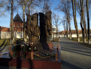 Momumento a los guerrilleros empleados de la Seguridad Estatal en la Segunda Guerra Mundial cerca del Kremlin de Tula.