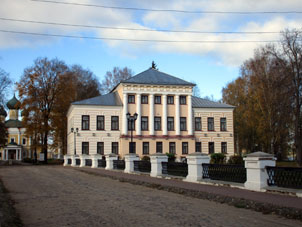Entramos en el kremlin (alcázar) por el puente a través del foso. El edificio en la foto es del siglo XVIII ó XIX.