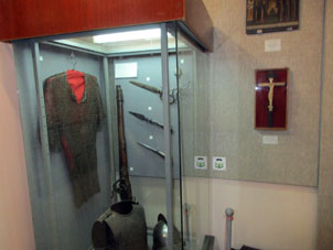 Armadura y armas de los siglos XVI-XVII en el museo dentro del Palacio.