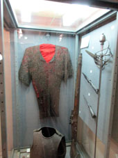 Armadura y armas de los siglos XVI-XVII en el museo dentro del Palacio.