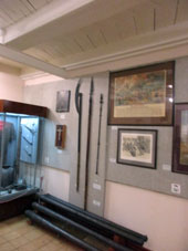 Armadura y armas de los siglos XVI-XVII en el museo dentro del Palacio.
