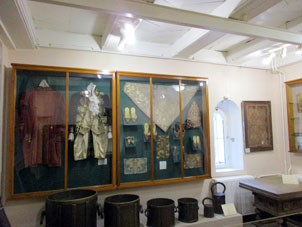 Ropa del siglo XVIII en el museo dentro del Palacio.