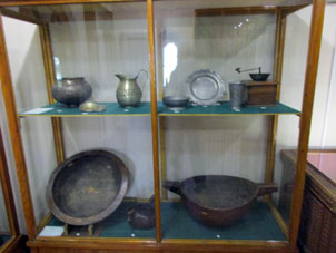 Vajilla antigua en el museo dentro del Palacio.