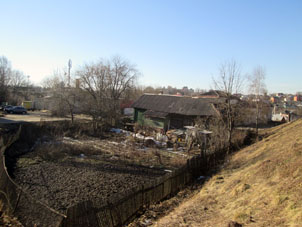 Una casa privada con su huerta en pie del cerro de kremlin de Volokolamsk. Aunque la ciudad es centro municipal, pero es bastante pequeño y por parte recuerda una aldea.