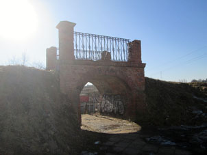 Este puente fue reconstruido en la época cuando la necesidad en la fortaleza de kremlin ya no existía, pero está insertado en el terraplén.