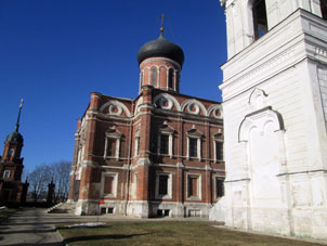 Una campana, iglesia y capilla son edificios antiguos conservados en el kremlin de Volokolamsk.
