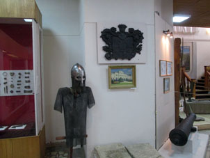 Armadura y tubo de cañón antiguos en el museo histórico-etnográfico del municipio de Volokolamsk.
