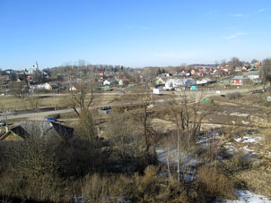 Puente a través del río Gorodñá, tributario del río Lama. Vista desde el cerro del kremlin.