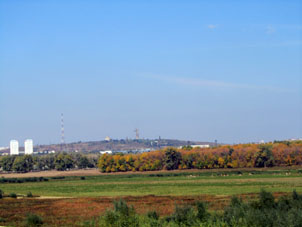 Vista a la estatua de Patria Madre sobre el cerro Mamáyev Kurgán desde la orilla opósito del río Volga. El cerro Mamáyev Kurgán fue hecho por el khán (rey) de Ordá del Oro para vigilar buques en Volga.