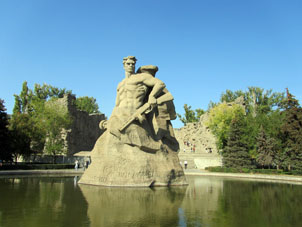 Estatua de un combatiente soviético. las inscripciones en la piedra: "¡Estar hasta muerte!" "¡Ni un paso atrás!