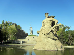 Estatua de un combatiente soviético. las inscripciones en la piedra: "¡Estar hasta muerte!" "¡Ni un paso atrás!