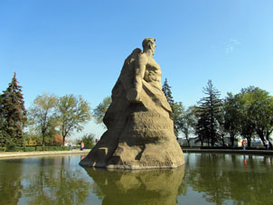 Estatua de un combatiente soviético. las inscripciones en la piedra: "¡Estar hasta muerte!" "¡Ni un paso atrás!