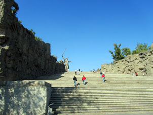 Las escalas van a la cima del Kurgán.