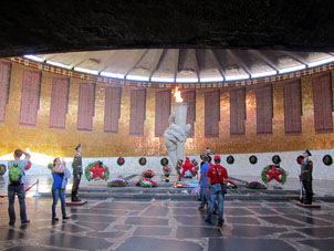 En la Sala de la Memoria, hay Fuego Eterno y Guardia de Honor.