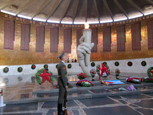 Centinel de la Guardia de Honor en la Sala de Memoria de los fallecidos en la Batalla.