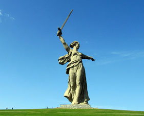 Estatua de Patria Madre que llama a sus hijos para la lucha contra enemigo está en cima de la colina Mamáyev Kurgán y tiene altura de 85 metros ( de los cuales 52 metros es altura de figura femenina).