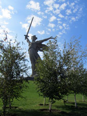 La estatua de Patria Madre se presenta estructura de hormigón (concreto) armado con paredes de de 25 cm.