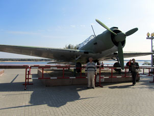 Hice mi foto a fondo del avión Sukhoi de la época de la Batalla de Estalingrado en el recinto del museo de la misma