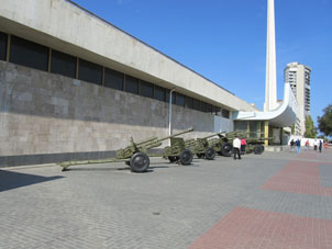Colección de cañones de la Batalla de Estalingrado en el recinto del museo de la misma.